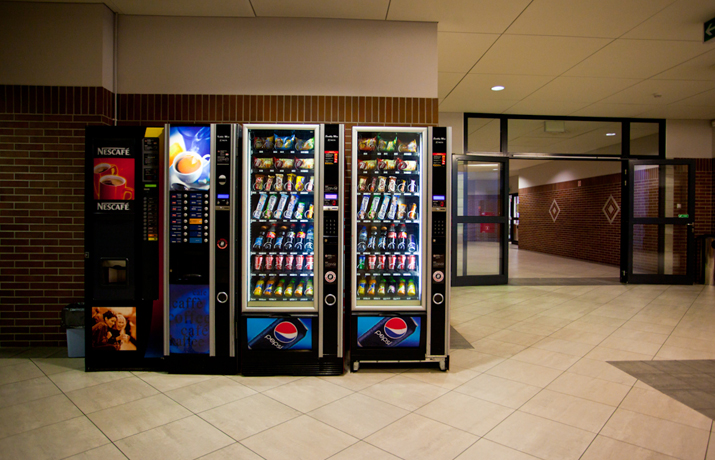 Ściana vendingowa, automaty do gorących napojów, automaty do zimnych napojów i przekąsek