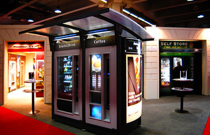 Automat wolno stojący do sprzedaży zimnych napojów i przekąsek, model Luce Snac
