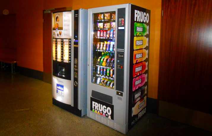 Vending zewnętrzny, automaty sprzedające na ulicy, automaty vendingowe w miejscu publicznym