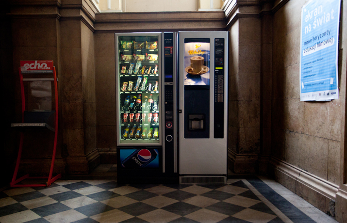 Automat sprzedający kawę Tchibo oraz automat z napojami Pepsi