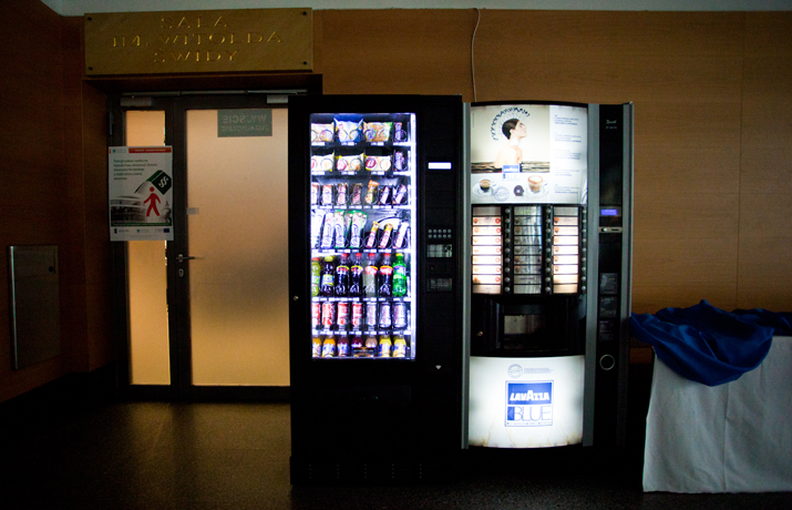 Zestaw automatów sprzedających: automat vendingowy Lavazza Blue oraz automat z zimnymi napojami i przekąskami